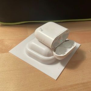 COPY - Air pods Gen. 1 charging case (no AirPods just charging case)